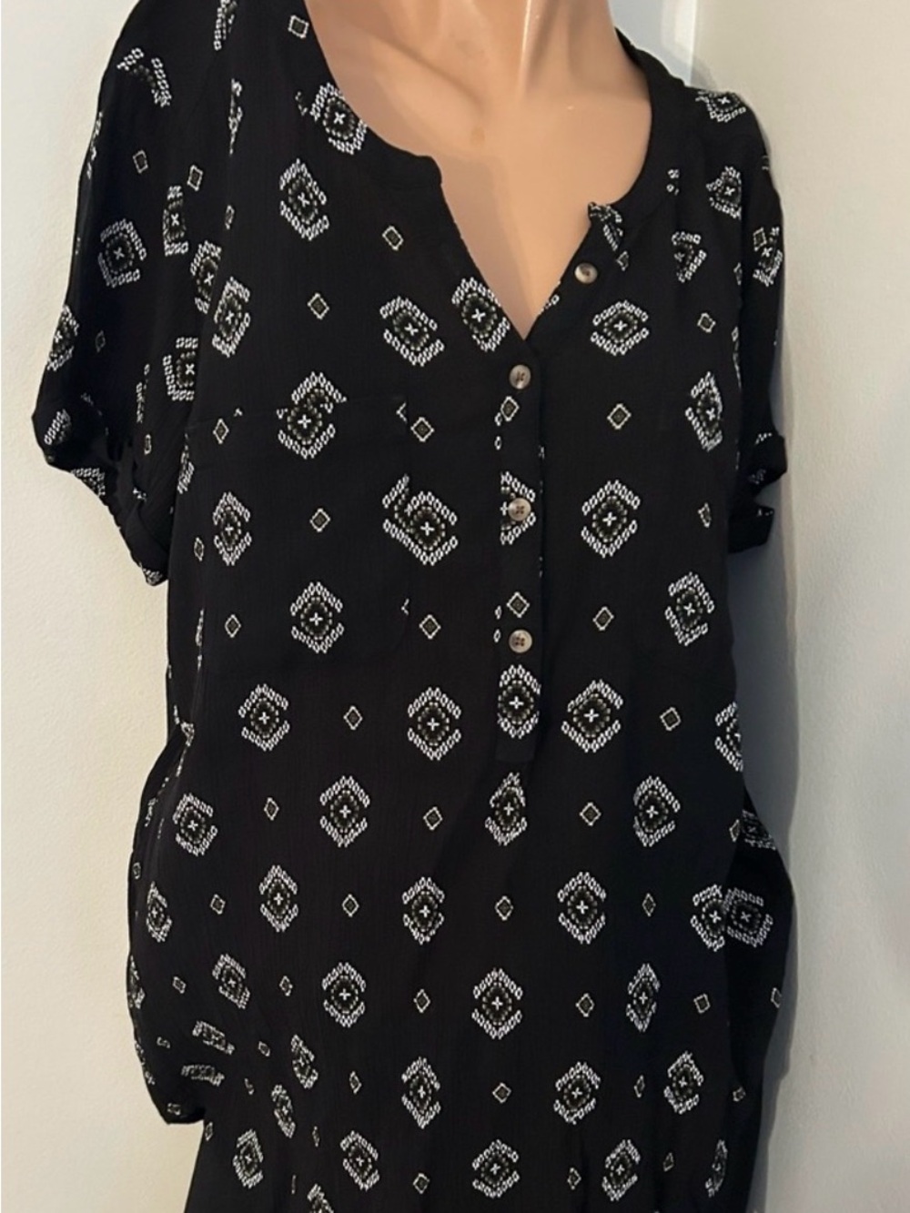 Women's EUC Sonoma Geometric V neck Cuffed Sleeve Blouse Size MEDIUM